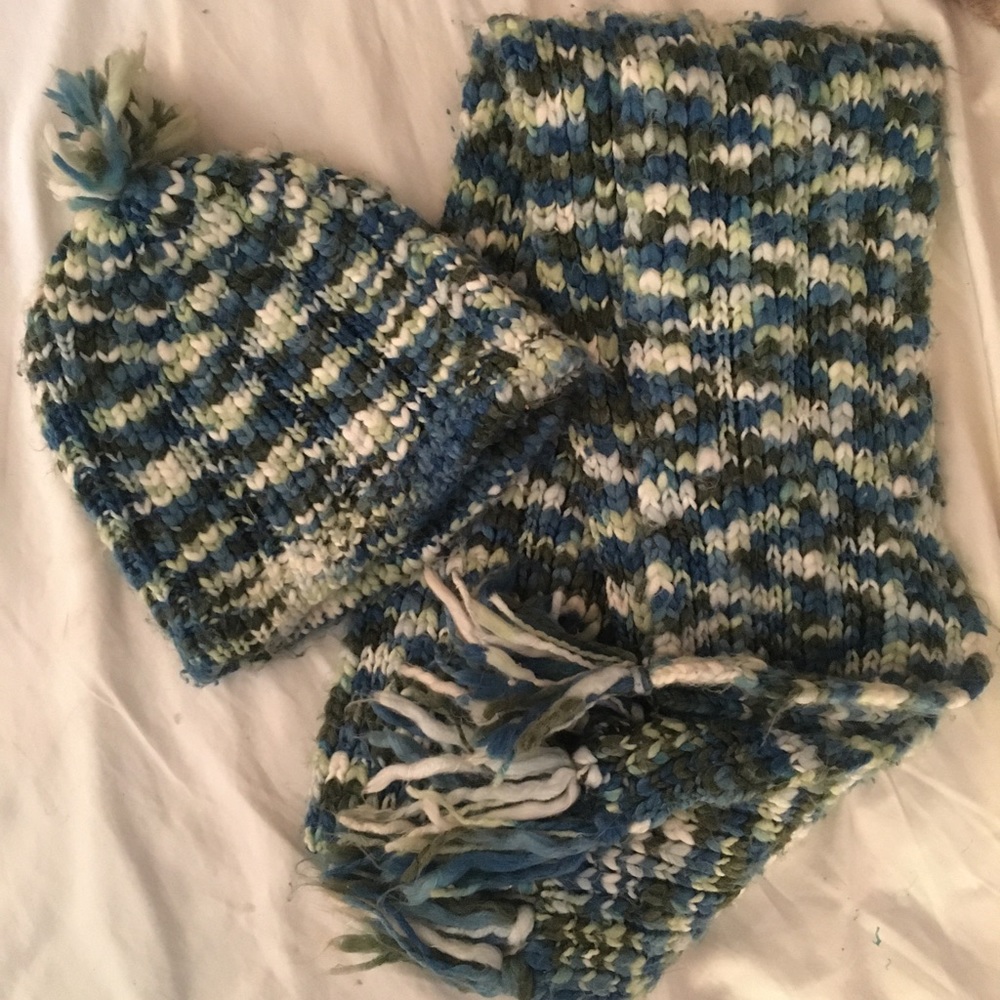 Womens matching knit hat+scarf.